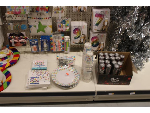 Feestartikelen/accessoires aan vier en halve wandschap w.o. ballonnen, slingers, kaarsen, buttons en tasjes. - afbeelding 7 van  11