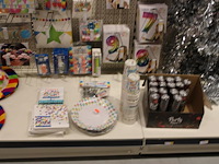Feestartikelen/accessoires aan vier en halve wandschap w.o. ballonnen, slingers, kaarsen, buttons en tasjes. - afbeelding 7 van  11