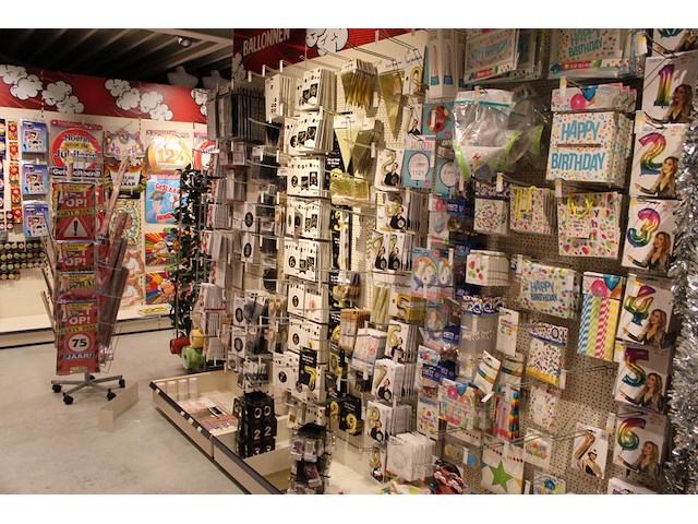Feestartikelen/accessoires aan vier en halve wandschap w.o. ballonnen, slingers, kaarsen, buttons en tasjes. - afbeelding 8 van  11