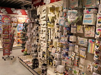 Feestartikelen/accessoires aan vier en halve wandschap w.o. ballonnen, slingers, kaarsen, buttons en tasjes. - afbeelding 8 van  11