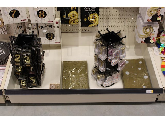 Feestartikelen/accessoires aan vier en halve wandschap w.o. ballonnen, slingers, kaarsen, buttons en tasjes. - afbeelding 10 van  11
