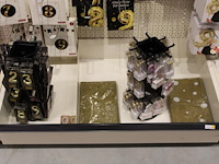 Feestartikelen/accessoires aan vier en halve wandschap w.o. ballonnen, slingers, kaarsen, buttons en tasjes. - afbeelding 10 van  11