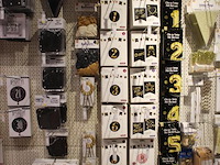 Feestartikelen/accessoires aan vier en halve wandschap w.o. ballonnen, slingers, kaarsen, buttons en tasjes. - afbeelding 11 van  11