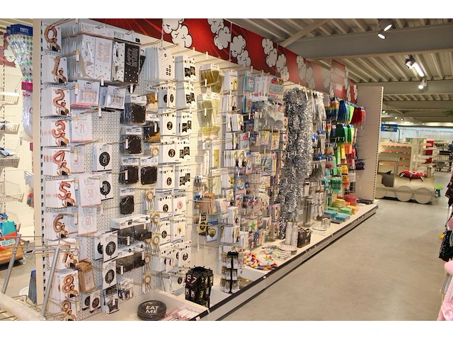 Feestartikelen/accessoires aan vier en halve wandschap w.o. ballonnen, slingers, kaarsen, buttons en tasjes... - afbeelding 2 van  8