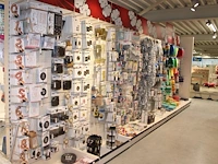 Feestartikelen/accessoires aan vier en halve wandschap w.o. ballonnen, slingers, kaarsen, buttons en tasjes... - afbeelding 2 van  8