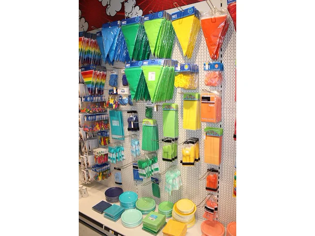 Feestartikelen/accessoires aan vier en halve wandschap w.o. ballonnen, slingers, kaarsen, buttons en tasjes... - afbeelding 4 van  8