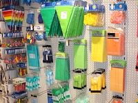 Feestartikelen/accessoires aan vier en halve wandschap w.o. ballonnen, slingers, kaarsen, buttons en tasjes... - afbeelding 4 van  8