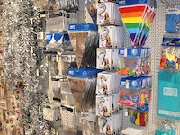 Feestartikelen/accessoires aan vier en halve wandschap w.o. ballonnen, slingers, kaarsen, buttons en tasjes... - afbeelding 5 van  8