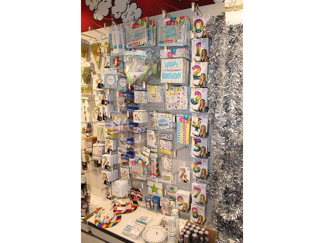 Feestartikelen/accessoires aan vier en halve wandschap w.o. ballonnen, slingers, kaarsen, buttons en tasjes... - afbeelding 6 van  8