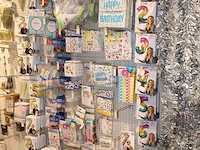 Feestartikelen/accessoires aan vier en halve wandschap w.o. ballonnen, slingers, kaarsen, buttons en tasjes... - afbeelding 6 van  8