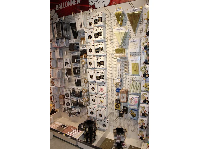 Feestartikelen/accessoires aan vier en halve wandschap w.o. ballonnen, slingers, kaarsen, buttons en tasjes... - afbeelding 7 van  8
