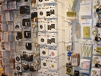 Feestartikelen/accessoires aan vier en halve wandschap w.o. ballonnen, slingers, kaarsen, buttons en tasjes... - afbeelding 7 van  8