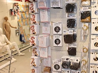 Feestartikelen/accessoires aan vier en halve wandschap w.o. ballonnen, slingers, kaarsen, buttons en tasjes... - afbeelding 8 van  8