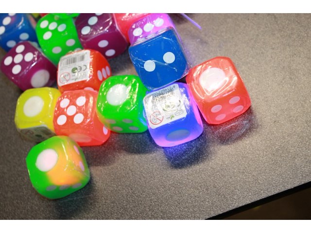 Felle lichtgevende dobbelstenen 5 stks in ds 011 - afbeelding 3 van  7