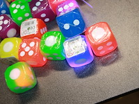 Felle lichtgevende dobbelstenen 5 stks in ds 011 - afbeelding 6 van  7