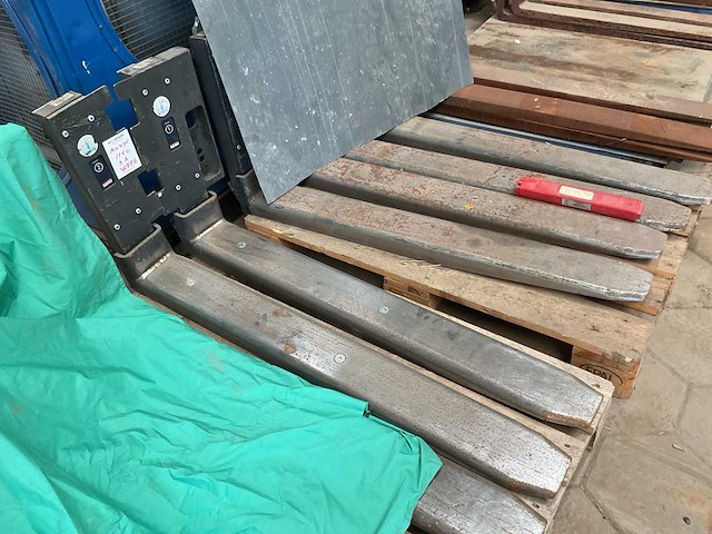 Fem 2a heftruck lepels met weegsysteem - afbeelding 2 van  5