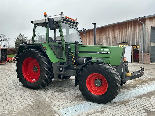 Fendt - 1984 - 611 ls - vierwielaangedreven landbouwtractor - afbeelding 30 van  35