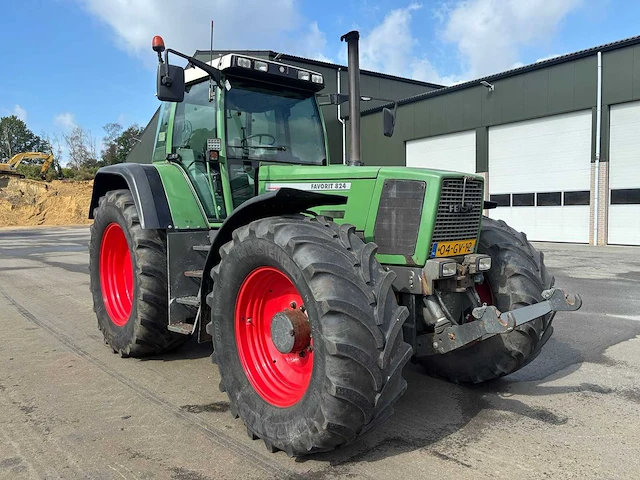 Fendt - 1996 - vierwielaangedreven landbouwtractor - afbeelding 1 van  32
