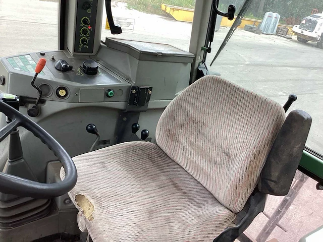 Fendt - 1999 - 824 - vierwielaangedreven landbouwtractor - afbeelding 9 van  26