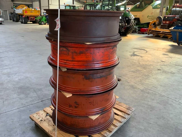 Fendt 100/300 series velg (4x) - afbeelding 1 van  6