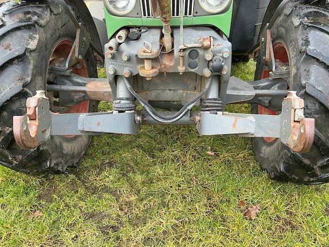 Fendt 409 vierwielaangedreven landbouwtractor - afbeelding 28 van  35