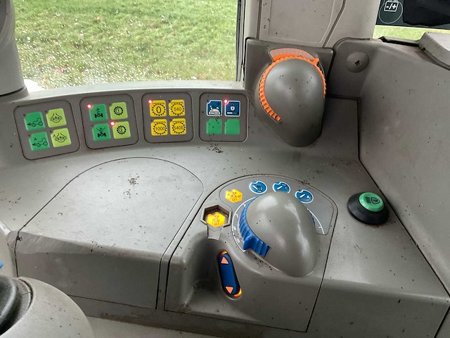 Fendt 412 vierwielaangedreven landbouwtractor - afbeelding 25 van  34