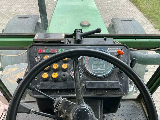 Fendt favorit 612 lsa turbomatik vierwielaangedreven landbouwtractor - afbeelding 19 van  34