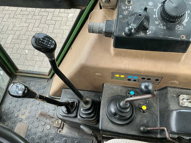 Fendt favorit 612 lsa turbomatik vierwielaangedreven landbouwtractor - afbeelding 22 van  34