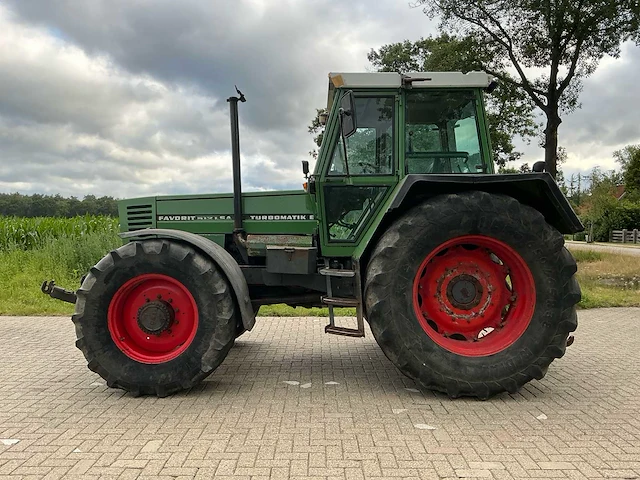 Fendt favorit 612 lsa turbomatik vierwielaangedreven landbouwtractor - afbeelding 12 van  34
