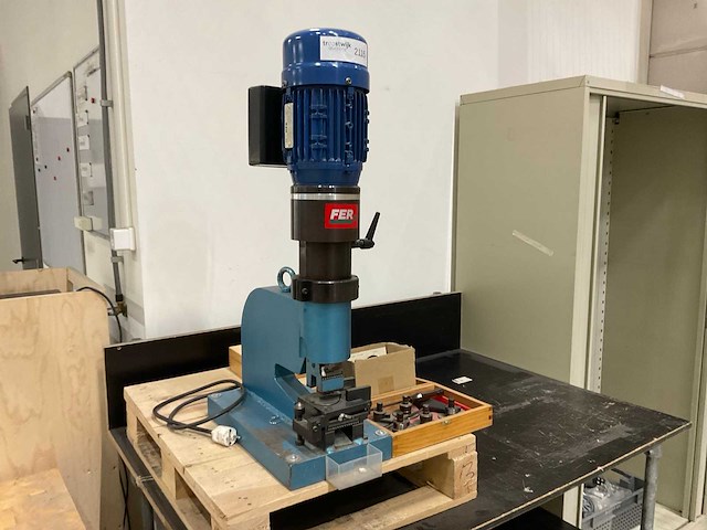 Fer ponsmachine t.b.v. sleutelgaten - afbeelding 2 van  10