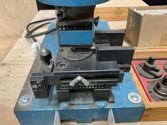 Fer ponsmachine t.b.v. sleutelgaten - afbeelding 4 van  10