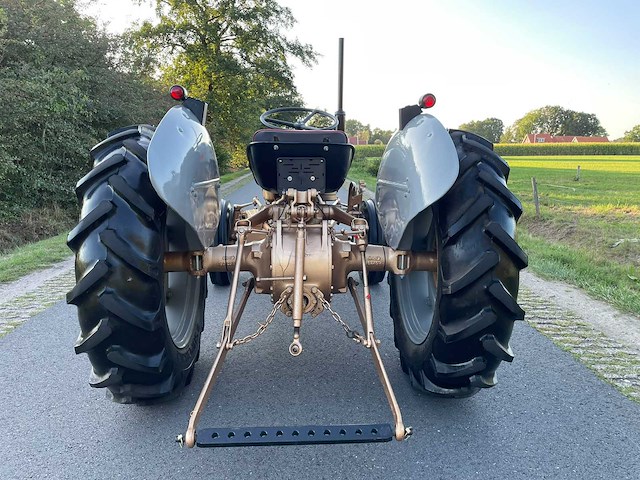 Ferguson 35 "goudbuik" oldtimer tractor - afbeelding 6 van  53