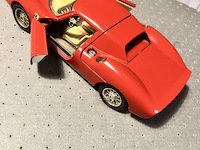 Ferrari modelauto op schaal 1 op 24 collected item er mist 1 achterlichtje - afbeelding 4 van  7