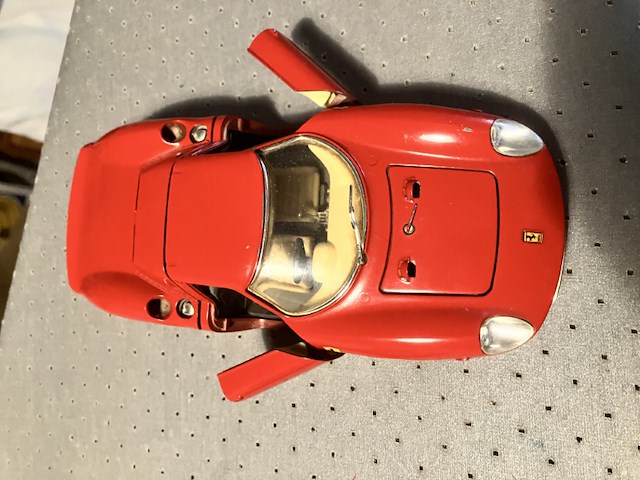 Ferrari modelauto op schaal 1 op 24 collected item er mist 1 achterlichtje - afbeelding 5 van  7