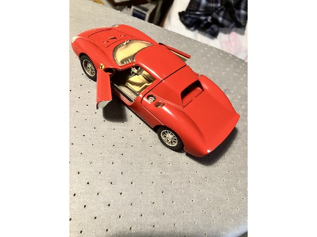 Ferrari modelauto op schaal 1 op 24 collected item er mist 1 achterlichtje - afbeelding 7 van  7