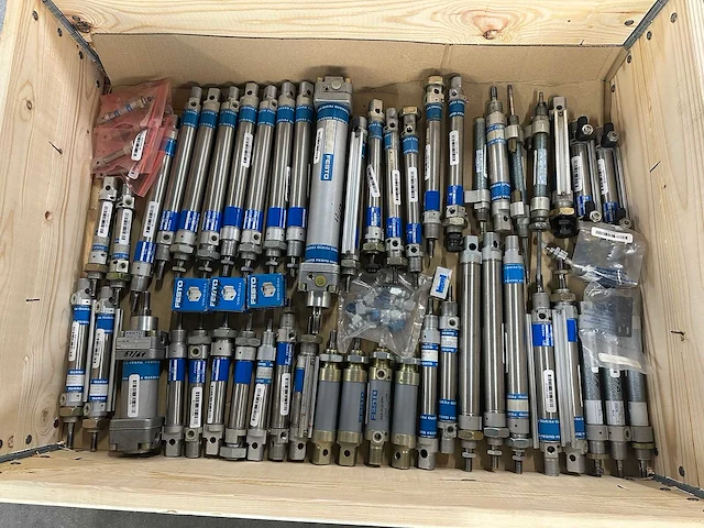 Festo - partij pneumatische cilinders & toebehoren - afbeelding 2 van  9