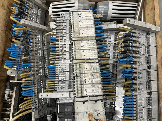 Festo - partij pneumatische ventieleilanden / manifolds met bekabeling en slangen - afbeelding 3 van  7