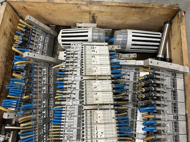 Festo - partij pneumatische ventieleilanden / manifolds met bekabeling en slangen - afbeelding 4 van  7