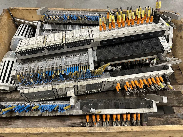 Festo - partij pneumatische ventieleilanden / manifolds met bekabeling en slangen - afbeelding 7 van  7