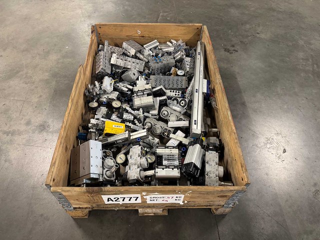 Festo - pneumatiek - partij ventielblokken, cilinders/actuatoren & drukregelaars - afbeelding 1 van  12