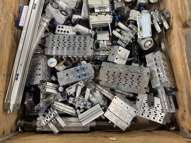 Festo - pneumatiek - partij ventielblokken, cilinders/actuatoren & drukregelaars - afbeelding 6 van  12