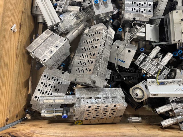 Festo - pneumatiek - partij ventielblokken, cilinders/actuatoren & drukregelaars - afbeelding 7 van  12