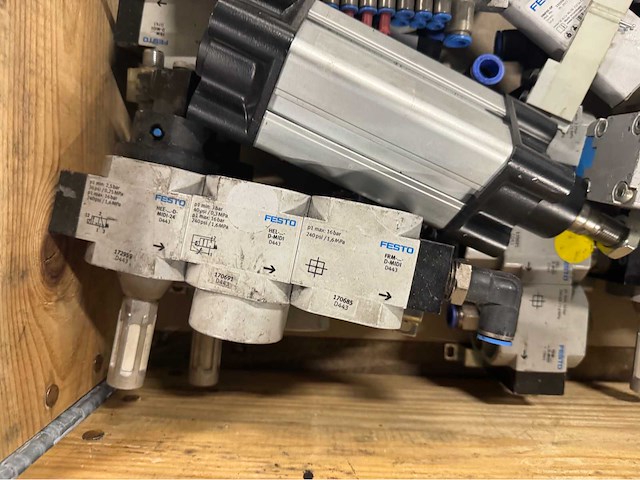 Festo - pneumatiek - partij ventielblokken, cilinders/actuatoren & drukregelaars - afbeelding 10 van  12
