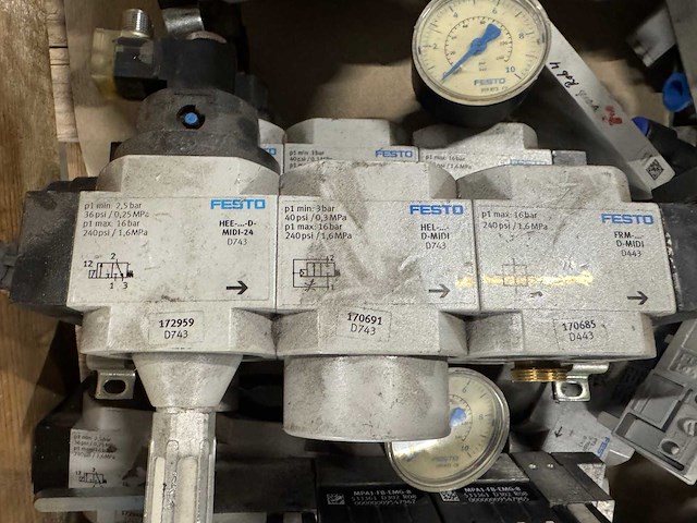 Festo - pneumatiek - partij ventielblokken, cilinders/actuatoren & drukregelaars - afbeelding 11 van  12