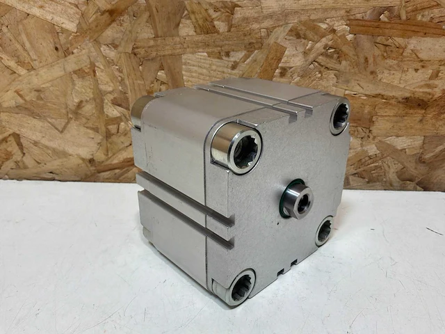 Festo advu-80-30-p-a compacte cilinder (3x) - afbeelding 1 van  6
