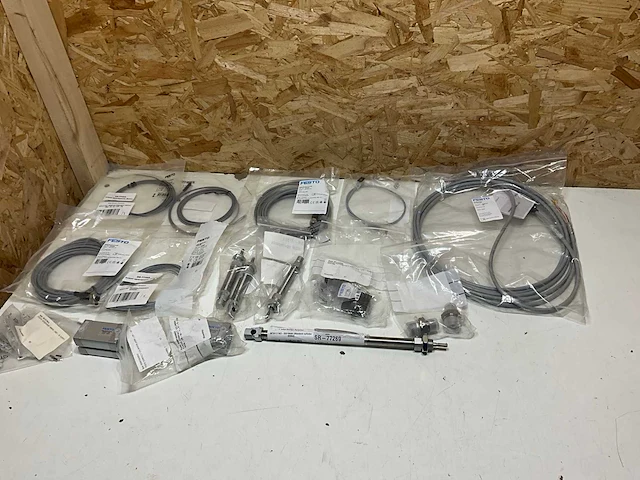 Festo partij diverse festo materialen - afbeelding 1 van  15