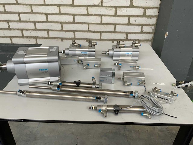 Festo pneumatische componenten (13x) - afbeelding 1 van  13