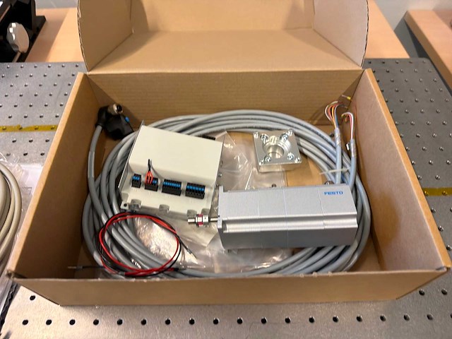 Festo stappenmotor servo aandrijving met controller en bekabeling - afbeelding 1 van  3