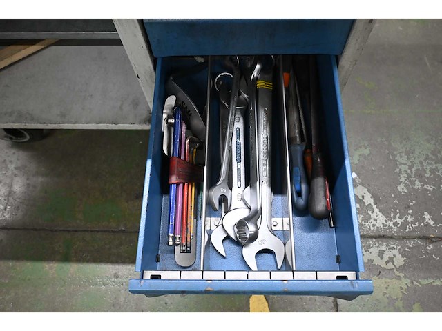 Fetra gevulde gereedschapswagen met bankschroef - afbeelding 7 van  8