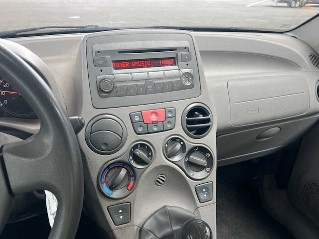 Fiat - 2005 - panda - 1.2 navigator - personenauto - afbeelding 2 van  14